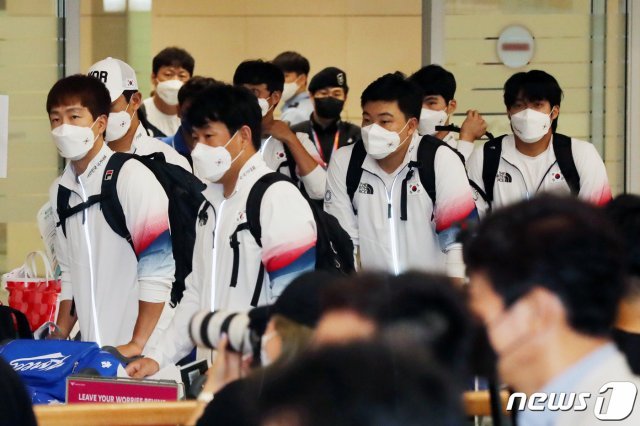 대한민국 야구 국가대표팀 선수들이 2020 도쿄올림픽 일정을 마치고 8일 오후 인천국제공항을 통해 귀국하고 있다. 2021.8.8/뉴스1 © News1