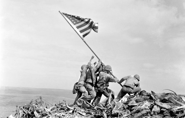 AP통신의 조 로즌솔이 1945년 2월 23일 제2차 세계대전 당시 일본 이오지마섬 스리바치산 정상에서 찍은 ‘이오지마에 성조기를 올리는 해병들’이라는 제목의 사진. 이오지마=AP 뉴시스