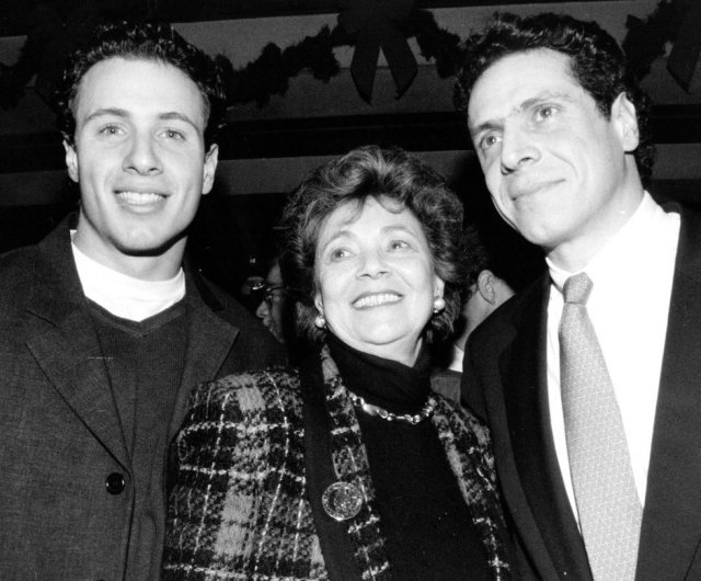 ‘뉴욕의 전설적인 주지사’로 불리는 고(故) 마리오 쿠오모 주지사의 아들인 앤드류(오른쪽)와 크리스(왼쪽) 형제. 가운데는 형제의 어머니인 마틸다 여사.   뉴욕포스트