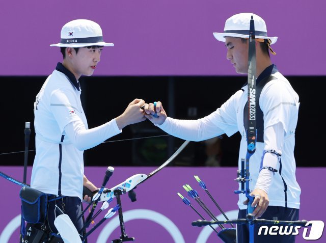 대한민국 양궁대표팀 안산과 김제덕/뉴스1 © News1