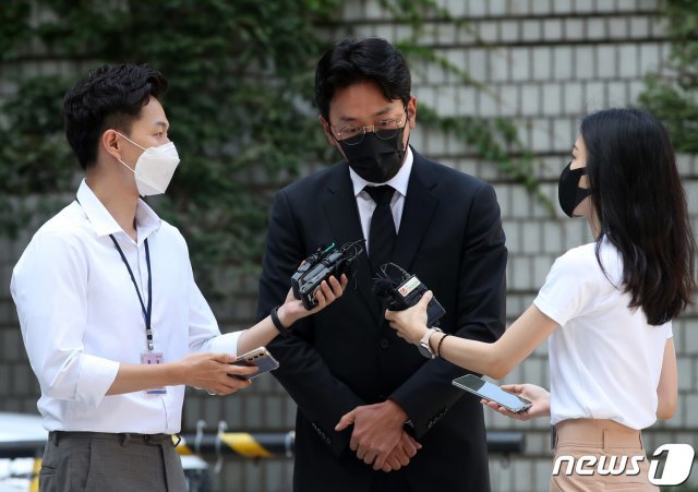프로포폴 불법 투약 혐의를 받고 있는 하정우(43·본명 김성훈)가 10일 오전 1차 공판을 위해 서울중앙지법으로 들어서고 있다. © News1