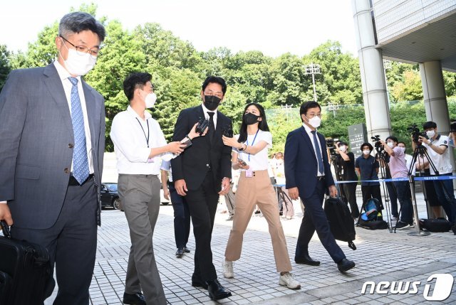 프로포폴 불법 투약 혐의를 받고 있는 하정우(43·본명 김성훈)가 10일 오전 1차 공판을 위해 서울중앙지법으로 들어서고 있다. © News1