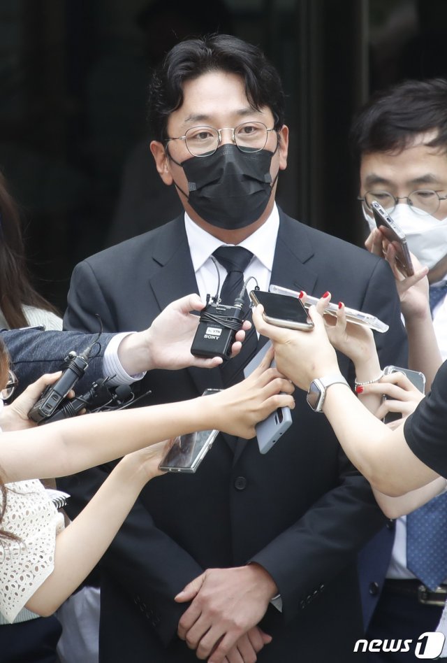 프로포폴 불법 투약 혐의를 받고 있는 하정우(43·본명 김성훈)가 10일 오전 1차 공판을 마치고 서울중앙지법을 나서고 있다. © News1