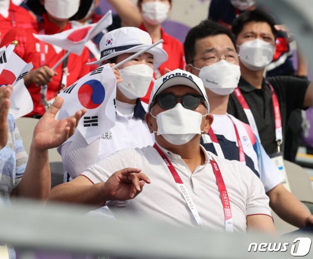 정의선 현대차그룹 회장이 26일 일본 유메노시마 공원 양궁장에서 열린 도쿄올림픽 남자 양궁 단체전을 관람하고 있다. 2021.7.27/뉴스1 © News1