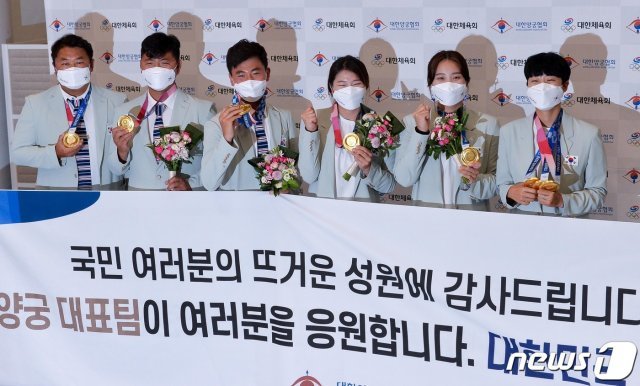 2020 도쿄올림픽 양궁 남녀 국가대표 선수들이 1일 오후 인천국제공항을 통해 귀국해 메달을 들고 포토타임을 갖고 있다. 2021.8.1/뉴스1 © News1