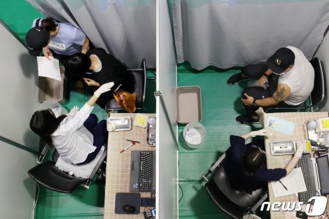 2일 서울 서대문구 북아현문화체육센터에 마련된 코로나19 백신 예방 접종센터에서 시민들이 백신 접종을 받고 있다. 2021.8.2/뉴스1 © News1