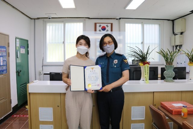 지난 6일 최숙희 전남 완도경찰서장이 물에 빠진 어린이 2명을 구조한 이한나씨에게 표창장을 전달하고 있다.(완도경찰 제공)