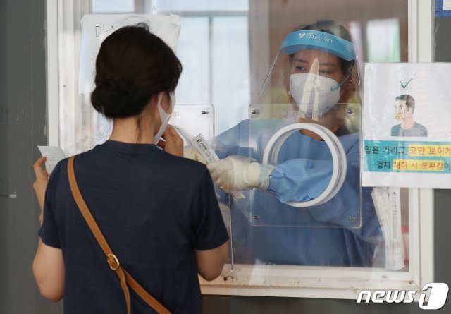 서울 중구 서울역광장에 마련된 신종 코로나바이러스 감염증(코로나19) 임시선별검사소에서 한 시민이 검사를 받고 있다. © News1