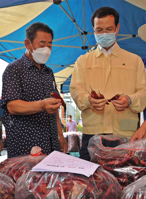 전국적인 고추 명물시장으로 자리매김하고 있는 충북 음성청결고추 직거래장터가 12일 개장한다. 사진은 지난해 개장식 때 모습. 음성군 제공