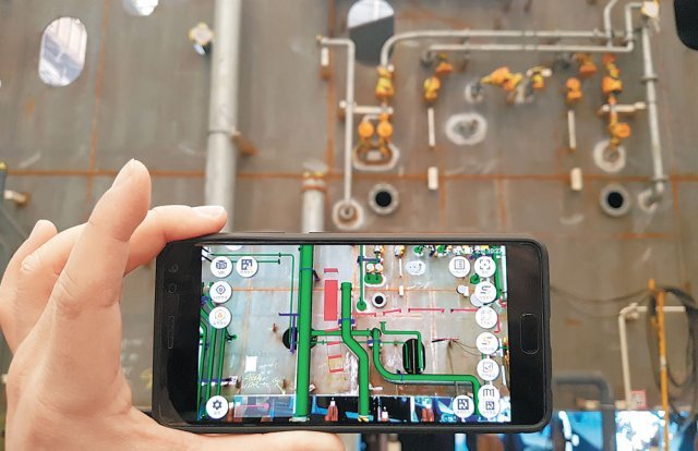 삼성중공업은 작업자가 스마트폰으로 설계 도면을 확인할 수 있는 ‘무도면 증강현실(AR) 솔루션’으로 연간 133만
 장의 도면 출력 비용을 줄였다. 삼성중공업 제공