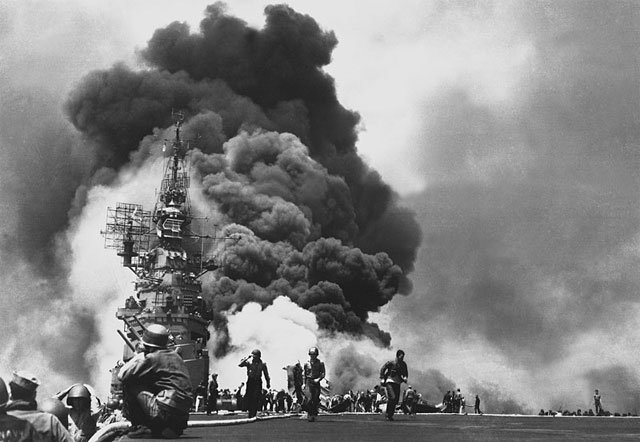 1945년 오키나와 전투에서 미 항공모함 벙커힐이 일본군 가미카제의 공격을 받아 불타고 있다. 미국 국립기록보관소 제공