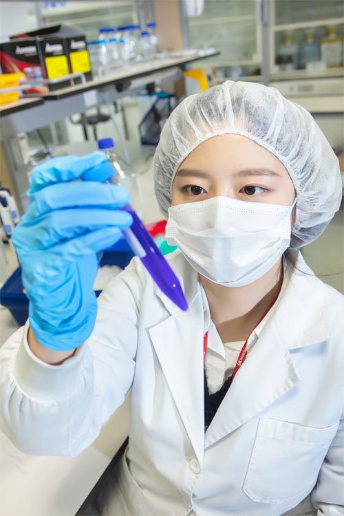 SK바이오사이언스 연구원이 경북 안동시 안동L하우스에서 백신 연구를 하고 있다. SK바이오사이언스 제공