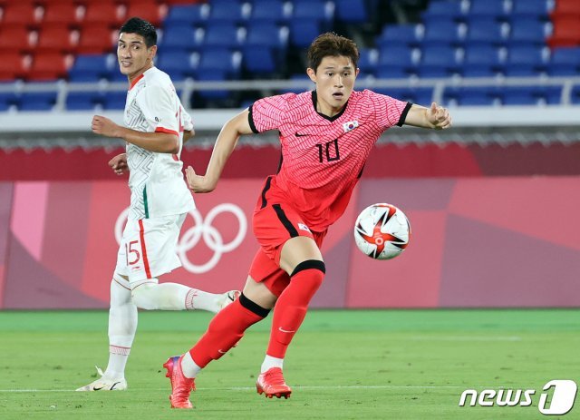 대한민국 이동경이 31일 오후 일본 요코하마 국제경기장에서 열린 ‘2020 도쿄올림픽’ 대한민국과 멕시코의 8강 축구경기에서 추가골을 넣고 있다. 2021.7.31/뉴스1 © News1