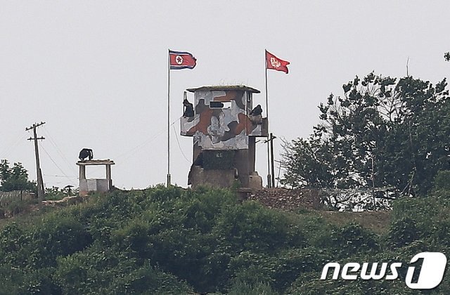 북한군 초소에서 북한군 병사들이 경계근무를 서고 있다. 2020.6.9/뉴스1 © News1