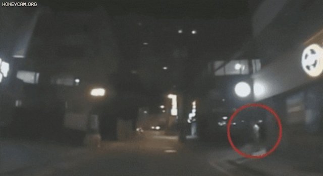 한밤중 여성 혼자 운전하고 있는 차량을 발견한 남성이 이를 쫓아와 태워달라고 막무가내로 요구하고 있다. (유튜브 채널 ‘한문철 TV’ 갈무리) © 뉴스1