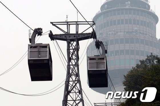 서울 중구 회현동 남산에서 케이블카가 운행하고 있다. 2014.8.13/뉴스1 © News1