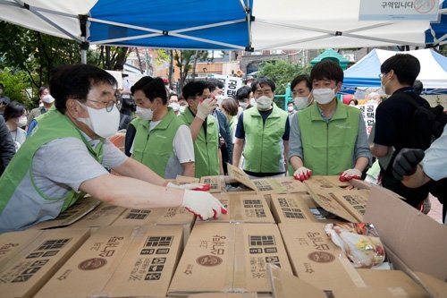 국민의힘 대선경선후보들이 4일 오전 서울 용산구 동자동 쪽방촌을 찾아 삼계탕과 물을 혹서 취약계층인 기후약자분들에게 나눠주는 자원봉사를 진행했다. 사진공동취재단