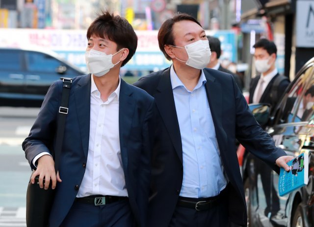 이준석 국민의힘 대표와 윤석열 전 검찰총장이 지난달 25일 오후 서울 광진구 건대맛의거리에서 ‘치맥회동’을 하기 위해 음식점으로 향하고 있다. 사진공동취재단