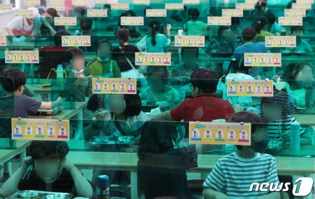 29일 대전 유성구 대덕초등학교 급식실에서 학생들이 점심을 먹고 있다. 2020.6.29/뉴스1 © News1