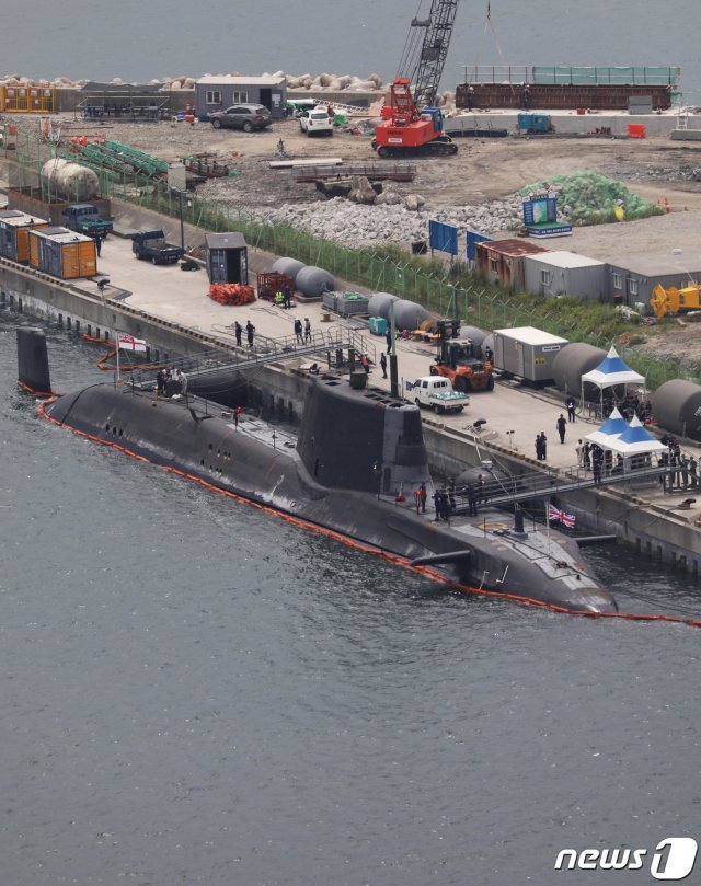 12일 오전 부산 남구 해군작전사령부 부두에 영국 ‘퀸 엘리자베스’ 항모전단 소속 아스튜트급 핵추진 잠수함인 ‘아트풀함’이 정박해 있다. 2021.8.12/뉴스1