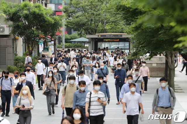 지난 7월 5일 서울 여의도역에서 마스크를 쓴 시민들이 출근을 하고 있다. 2021.7.5/뉴스1 © News1