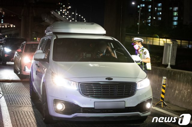 서울시내 도로에서 경찰들이 음주운전을 단속하고 있다. 2021.7.15/뉴스1 © News1