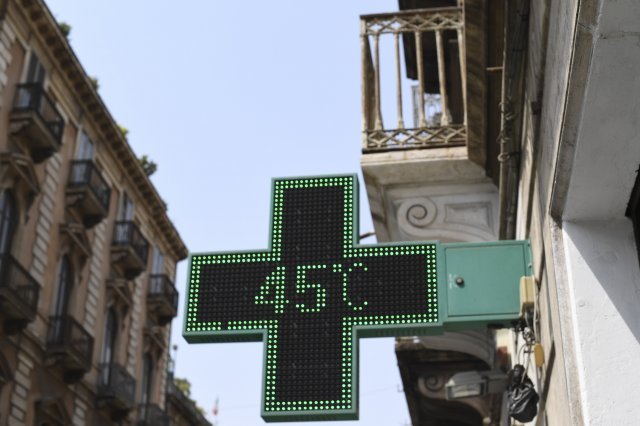 10일 이탈리아 시칠리 섬의 한 약국 전광판에 지역 기온이 45도라고 표시돼 있습니다. AP 뉴시스