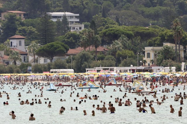 11일 이탈리아 남부 시칠리아 팔레르모 해안에서 시민들이 해수욕을 즐기고 있습니다. AP 뉴시스