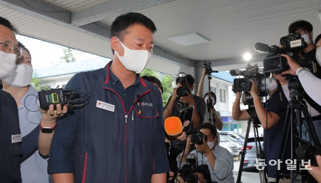 지난달 서울 도심에서 전국민주노동조합연맹이 주도한 노동자대회와 관련해 주도한 혐의로 입건된 양경수 민주노총 위원장이 4일 오후 서울 종로경찰서에 조사를 받기 위해 출석하고 있다. 송은석 기자 silverstone@donga.com