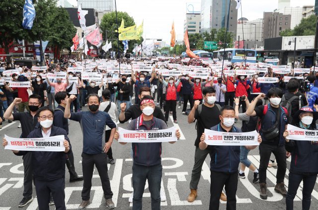 양경수 민주노총 위원장을 비롯한 조합원들이 지난 7월 3일 서울 종로3가 거리에서 전국노동자대회를 진행하고 있다. 뉴스1