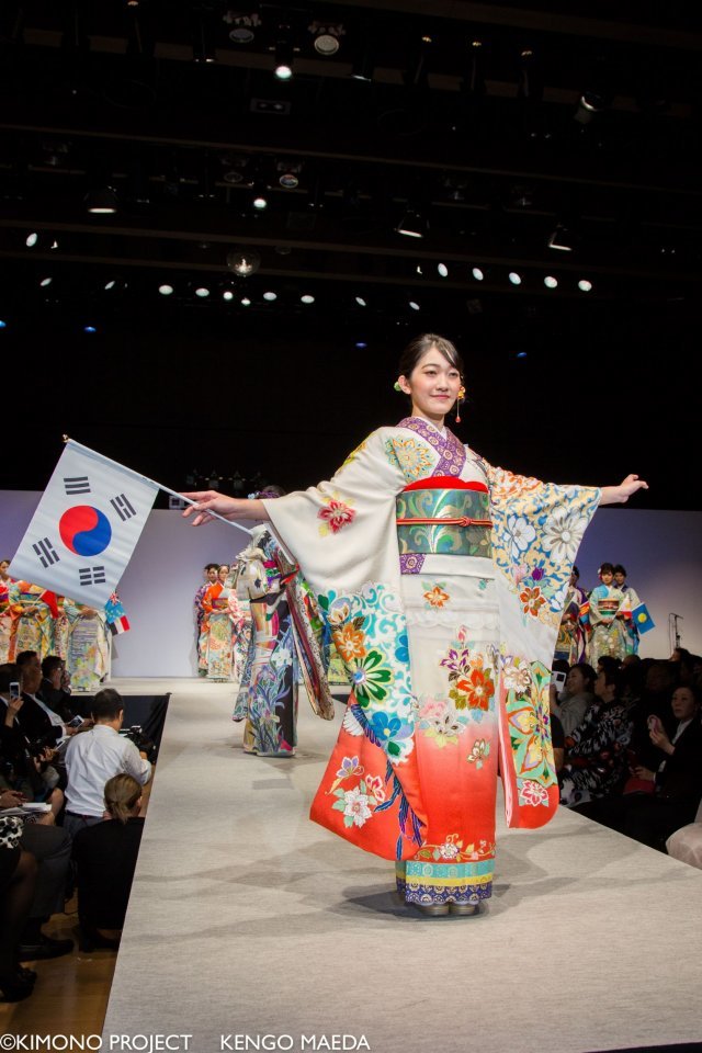 도쿄올림픽에 맞춰 준비한 ‘기모노 프로젝트’에서 제작된 한국 이미지의 후리소데. 동정과 옷자락은 전통 한복에서 가져왔고, 왼편 가슴과 오른편 소매 뒷부분에는 길조인 까치, 무궁화를 배치했다. 기모노 프로젝트 제공