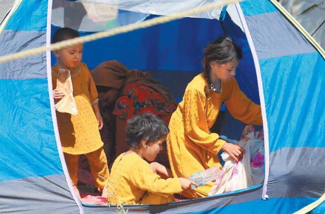 공원 난민촌의 어린이들 11일 아프가니스탄의 수도 카불에서 어린이들이 공원에 피란처로 마련된 텐트에 있다. 무장 반군 탈레반이 아프간 곳곳을 점령하고 있는 가운데 탈레반을 피해 수만 명의 피란민들이 카불로 몰려들고 있다. 카불=신화 뉴시스