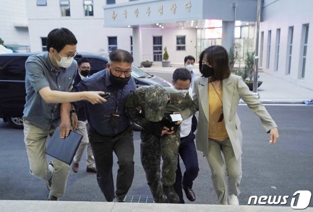 ‘성추행 피해 공군 부사관 사망사건’ 가해자인 공군 장모 중사가 6월2일 서울 용산구 국방부 보통군사법원에서 열린 영장실질심사에 출석하고 있다. (국방부 제공) 2021.6.2/뉴스1 © News1