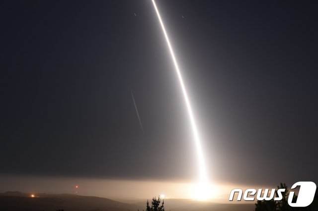 미국 공군의 대륙간탄도미사일(ICBM)인 ‘미니트맨 3’ 시험발사 모습.  (미 공군 국제타격사령부) 2017.8.2/뉴스1 © News1