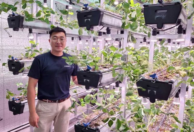 컨테이너 딸기농장을 설명하는 퍼밋 박선기 대표 (출처=IT동아)