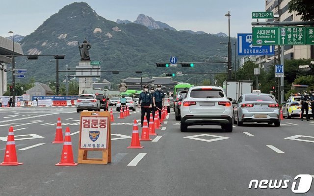 민주노총의 전국노동자대회가 예정된 3일 서울 광화문네거리 앞에서 경찰이 임시 검문소를 설치하고 지나는 차량을 검문하고 있다. 2021.7.3/뉴스1 © News1