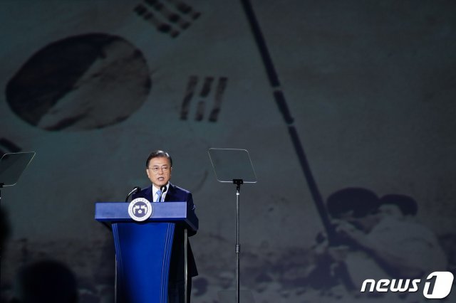 지난해 8월 15일 문재인 대통령이 서울 동대문디자인플라자(DDP)에서 열린 제75주년 광복절 경축식에서 경축사를 하고 있다. (청와대 제공) 2020.8.15/뉴스1