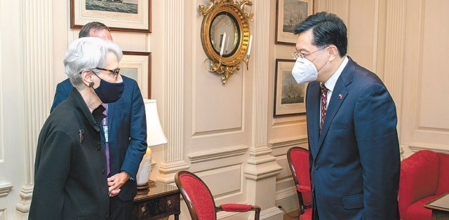 12일(현지 시간) 미국 워싱턴에서 웬디 셔먼 미 국무부 부장관(왼쪽)과 친강 주미 중국대사가 만나 인사를 나누고 있다. 미국 주재 중국대사관 홈페이지 캡처