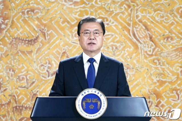 문재인 대통령이 14일 일본군 ‘위안부’ 피해자 기림의 날 기념식에 영상을 통해 기념사를 전하고 있다.(청와대 제공)2021.8.14/뉴스1