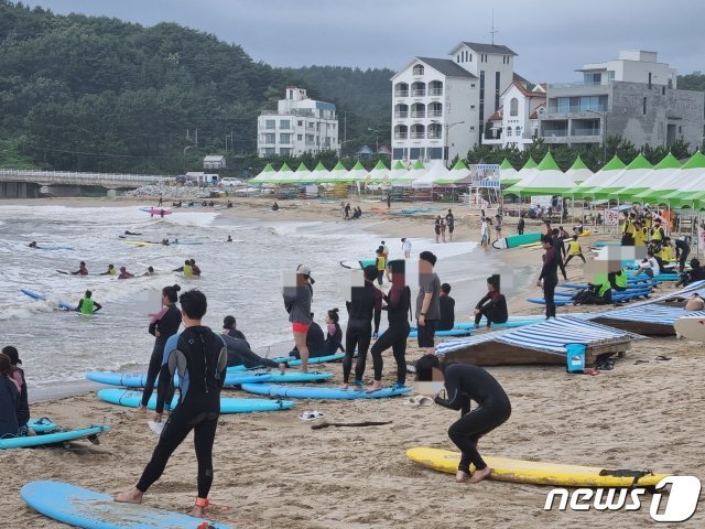 광복절 연휴 첫날인 14일 ‘서핑성지’로 유명한 양양 인구해변에 서핑을 즐기는 서퍼들로 가득하다.2021.8.14/뉴스1
