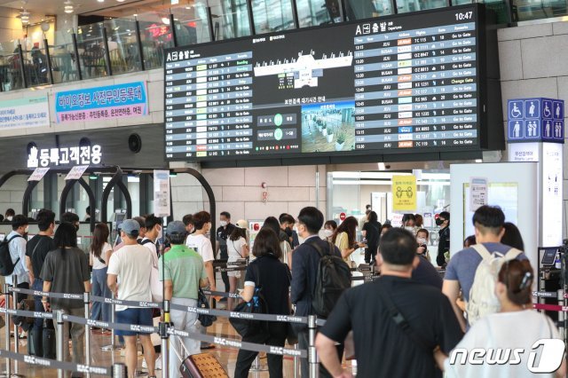 광복절 연휴를 앞둔 13일 오전 서울 강서구 김포공항 국내선이 여행객들로 붐비고 있다. 2021.8.13/뉴스1 © News1