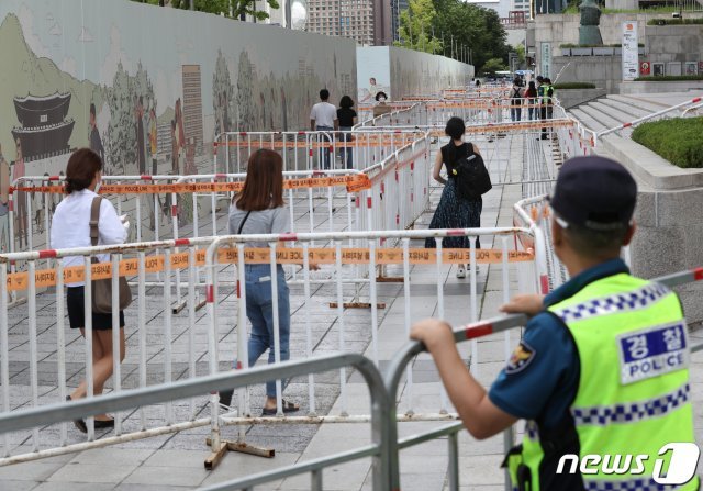 전광훈 사랑제일교회 목사가 대표로 있는 국민혁명당의 ‘1인 걷기 대회’ 행사가 광화문 일대에서 열리기로 예정된 14일 광화문네거리에 출입 통제를 위한 펜스가 설치돼 있다. 2021.8.14/뉴스1 © News1