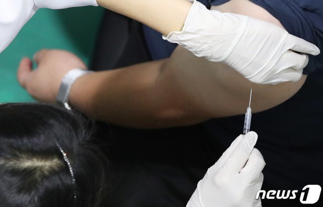 서울 서대문구 북아현문화체육센터에 마련된 신종 코로나바이러스 감염증(코로나19) 백신 예방 접종센터에서 접종이 진행되고 있다. /뉴스1 © News1