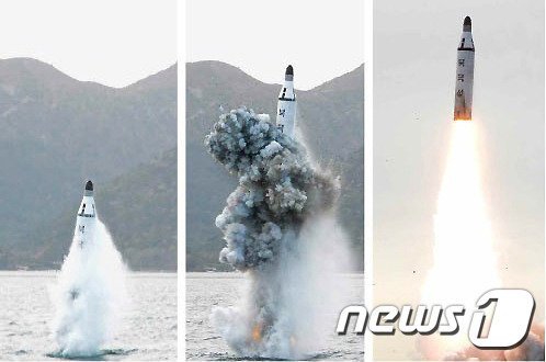 지난 2015년 5월 북한이 공개한 잠수함 발사 미사일 ‘북극성’ 발사장면. (뉴스1DB) 2016.8.24/뉴스1 © News1