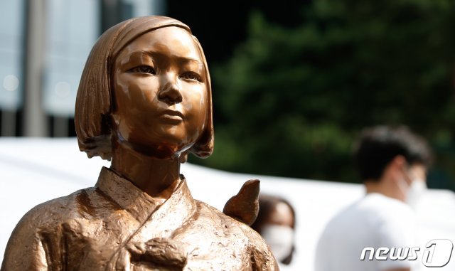 서울 종로구 옛 주한일본대사관 앞에 있는 일본군 위안부 피해자를 상징하는 ‘평화의 소녀상’. 2021.8.14/뉴스1 © News1