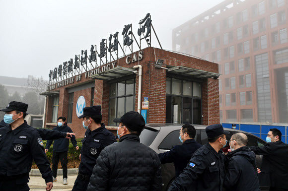 올해 2월 WHO 조사단의 중국 우한 바이러스 연구소 방문 과정에서 중국 정부 관계자들이 주변을 통제하고 있다. 바이두 캡쳐