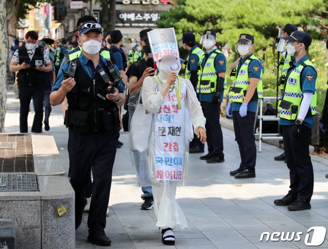 광복절인 15일 오전 서울 종로구 종묘공원 인근에서 보수단체 회원들이 1인 시위를 펼치고 있다. 2021.8.15/뉴스1 © News1
