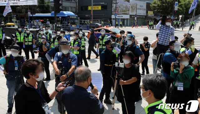 광복절인 15일 오전 서울 종로구 종묘공원 인근에서 보수단체 회원들이 경찰의 제지에도 불구하고 기자회견을 열고 있다.  2021.8.15/뉴스1 © News1