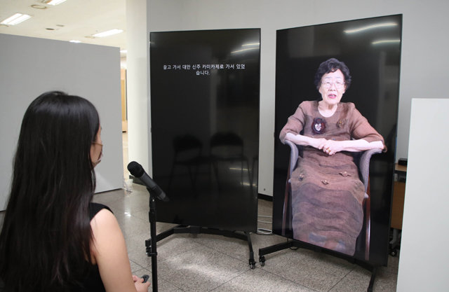 13일 서울 마포구 서강대. 인공지능(AI) 기술을 활용해 일본군 ‘위안부’ 피해자 이용수 할머니(93)와 대화할 수 있게 한 ‘영원한 증언’ 전시에서 한 시민이 할머니의 대답을 듣고 있다.