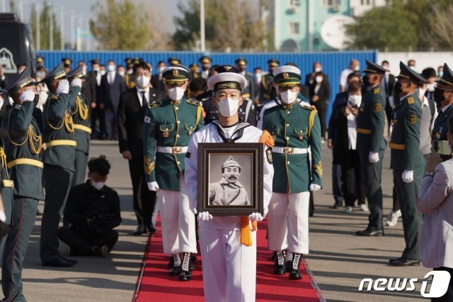 홍범도 장군 유해가 15일 한국으로 봉환되기 위해 카자흐스탄 크즐오르다 공항에서 국군의장대에 의해 특별수송기(KC-330)에 모셔지고 있다. 홍 장군의 유해와 특사단 일행을 태운 특별기는 크즐오르다 시내 상공을 3회 선회한 후, 78년간 머물던 카자흐스탄을 떠났다.(청와대 제공)2021.8.15/뉴스1